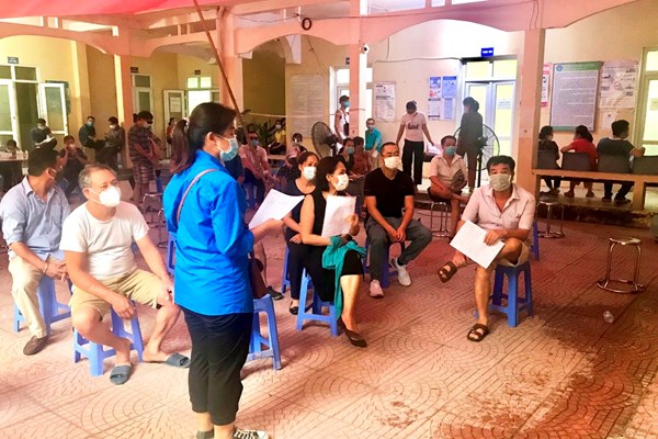 Chống dịch ở một địa bàn “lắm trường nhiều chợ” - Anh 2