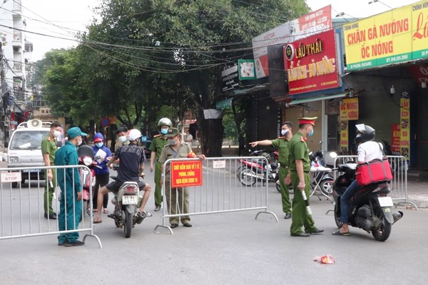Chống dịch ở một địa bàn “lắm trường nhiều chợ” - Anh 3