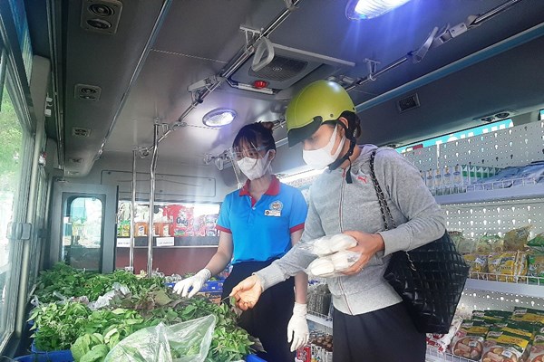 “Siêu thị di động” bằng xe buýt đem hàng tới người dân - Anh 1