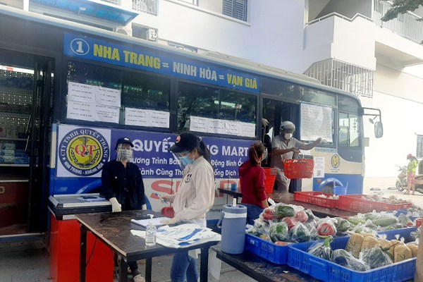 “Siêu thị di động” bằng xe buýt đem hàng tới người dân - Anh 2