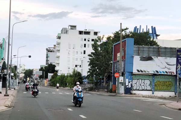 Tiếp tục giãn cách xã hội 14 ngày: TP.HCM kiểm soát nghiêm ngặt, “ai ở đâu ở đấy” - Anh 1