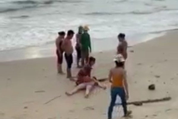 Kiên Giang: Tắm biển 2 người tử vong, 1 người mất tích - Anh 1