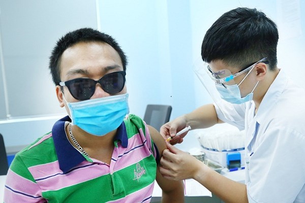 Để người khuyết tật, yếu thế và trẻ em được tiêm vắc xin - Anh 2