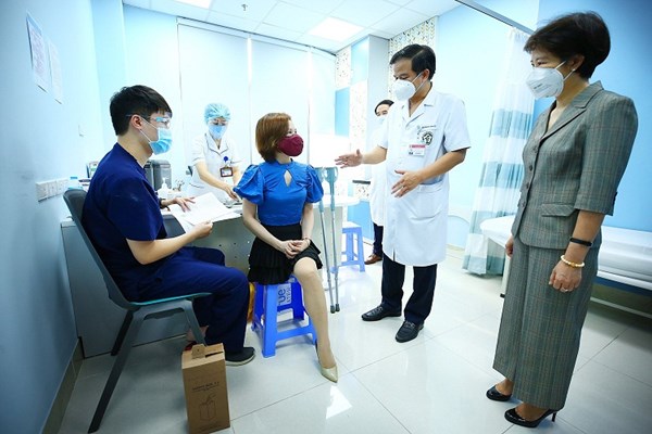 Để người khuyết tật, yếu thế và trẻ em được tiêm vắc xin - Anh 1