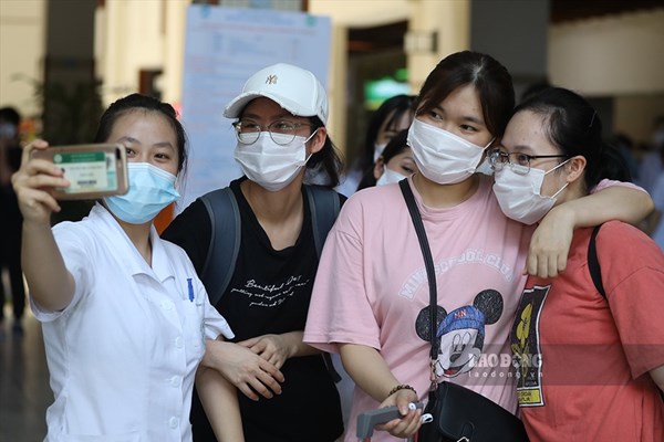 200 y bác sĩ Bệnh viện Bạch Mai vào Nam chống dịch COVID-19 - Anh 2