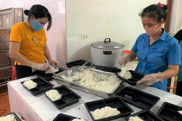 Những suất cơm ấm nghĩa tình tặng người dân ở các điểm cách ly - Anh 2