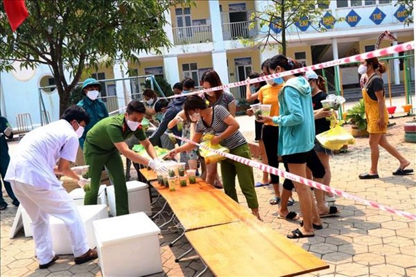 Những suất cơm ấm nghĩa tình tặng người dân ở các điểm cách ly - Anh 10