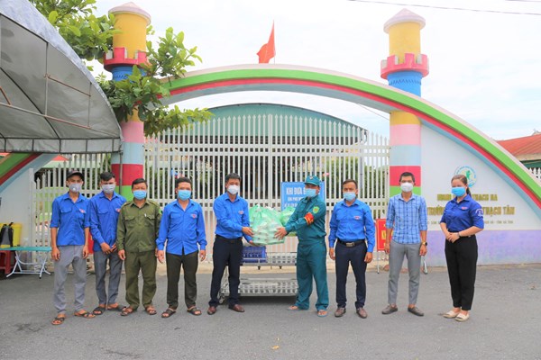 Những suất cơm ấm nghĩa tình tặng người dân ở các điểm cách ly - Anh 3