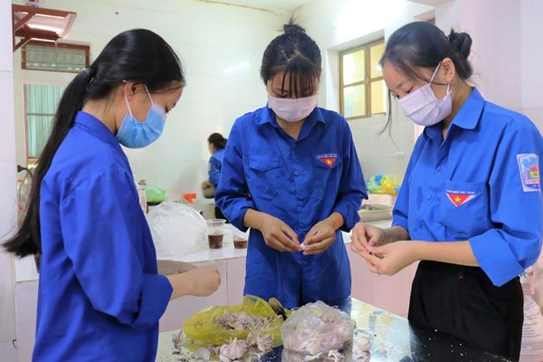 Những suất cơm ấm nghĩa tình tặng người dân ở các điểm cách ly - Anh 4