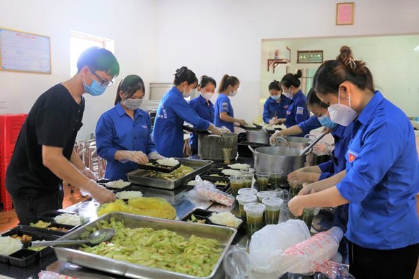 Những suất cơm ấm nghĩa tình tặng người dân ở các điểm cách ly - Anh 5