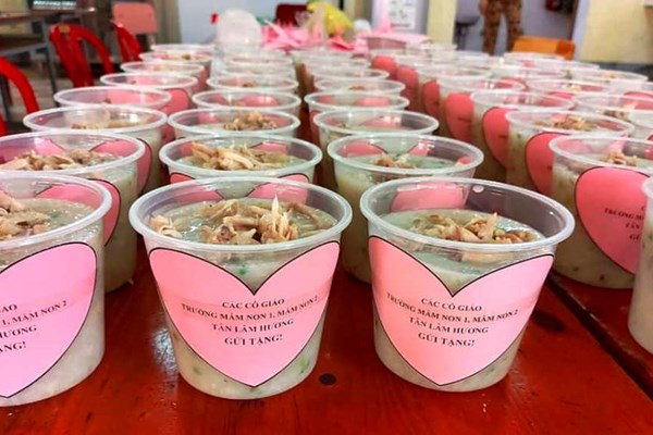 Những suất cơm ấm nghĩa tình tặng người dân ở các điểm cách ly - Anh 1