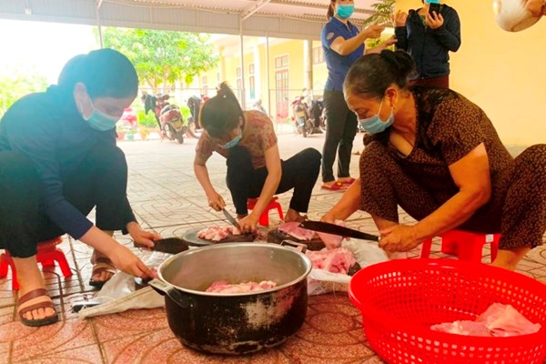 Những suất cơm ấm nghĩa tình tặng người dân ở các điểm cách ly - Anh 7