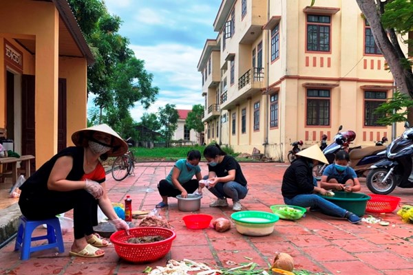 Những suất cơm ấm nghĩa tình tặng người dân ở các điểm cách ly - Anh 8