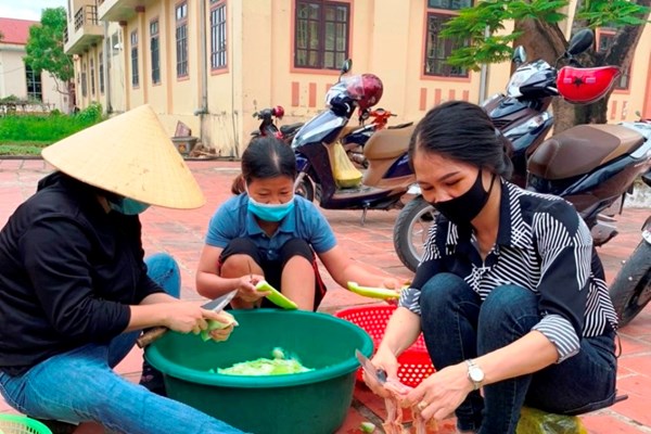 Những suất cơm ấm nghĩa tình tặng người dân ở  các điểm cách ly - Anh 9