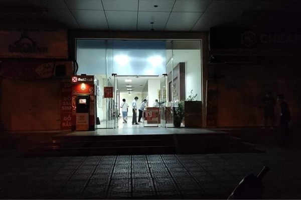 Hà Nội: Rơi từ tầng 12 chung cư Linh Đàm, một bé gái tử vong tại chỗ - Anh 2