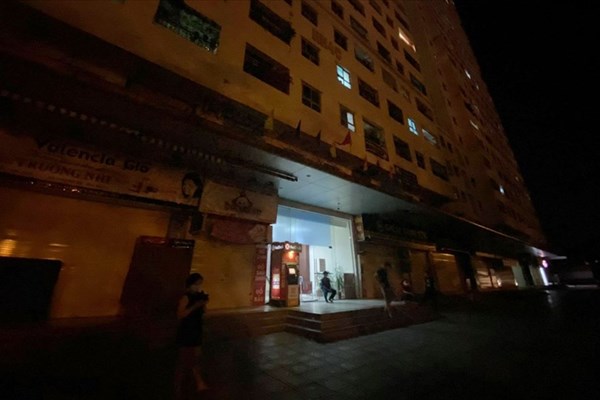Hà Nội: Rơi từ tầng 12 chung cư Linh Đàm, một bé gái tử vong tại chỗ - Anh 1