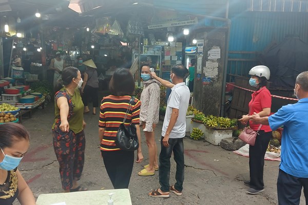 Đi chợ thời giãn cách: Đừng để ngoài chặt trong lỏng - Anh 1