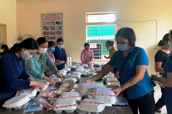 Mang những suất cơm nghĩa tình đến khu cách ly tập trung - Anh 1