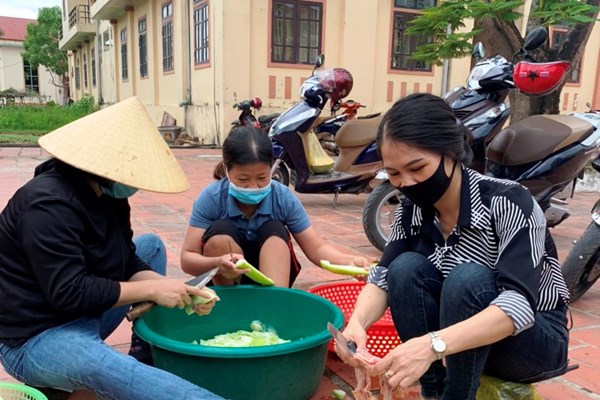 Mang những suất cơm nghĩa tình đến khu cách ly tập trung - Anh 2