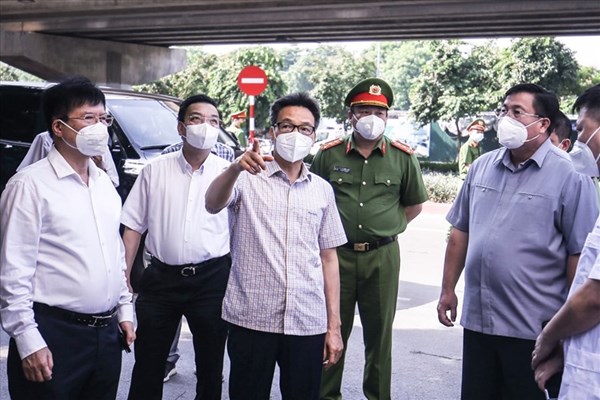 Phó Thủ tướng yêu cầu Hà Nội hướng dẫn cho người dân tự lấy mẫu xét nghiệm - Anh 1