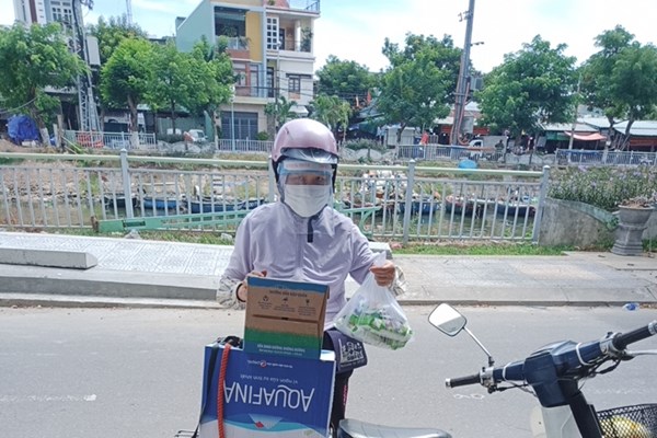 Nghĩa tình “nở hoa” trong vùng cách ly y tế - Anh 3