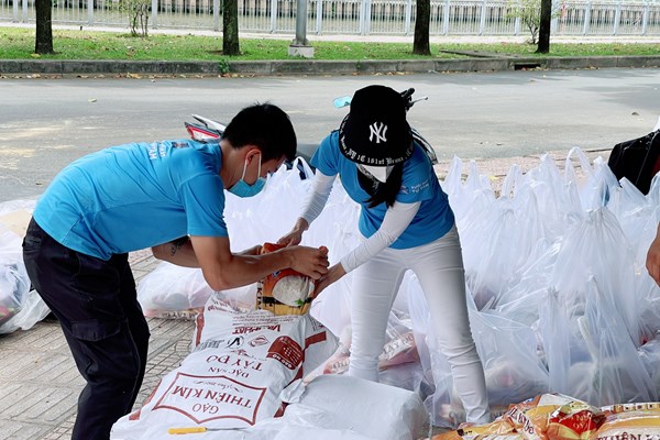 "Bà trùm hoa hậu" Phạm Kim Dung và các người đẹp  tặng 50 tấn gạo cho công nhân nghèo - ảnh 2