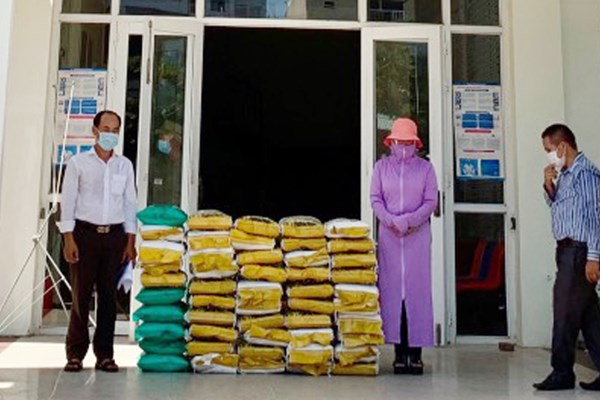 “Má Hậu” làm từ thiện - Anh 1