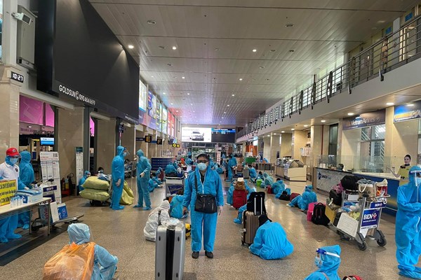 Chuyến bay “0 đồng” đầu tiên đón công dân từ miền Nam về tới Hà Tĩnh… - Anh 1