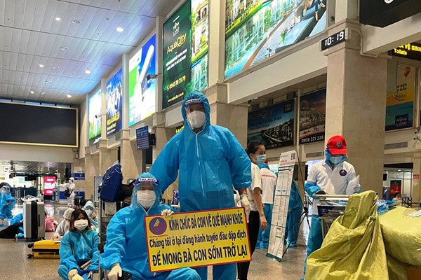 Chuyến bay “0 đồng” đầu tiên đón công dân từ miền Nam về tới Hà Tĩnh… - Anh 2