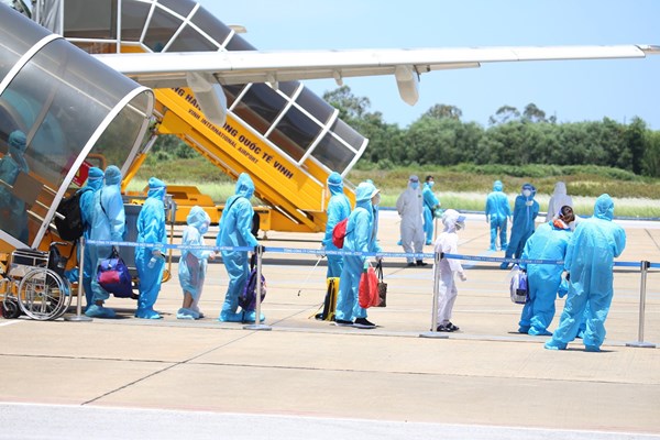 Chuyến bay “0 đồng” đầu tiên đón công dân từ miền Nam về tới Hà Tĩnh… - Anh 5