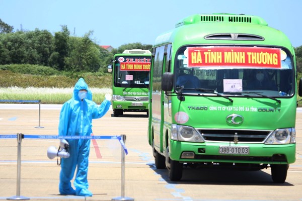 Chuyến bay “0 đồng” đầu tiên đón công dân từ miền Nam về tới Hà Tĩnh… - Anh 8