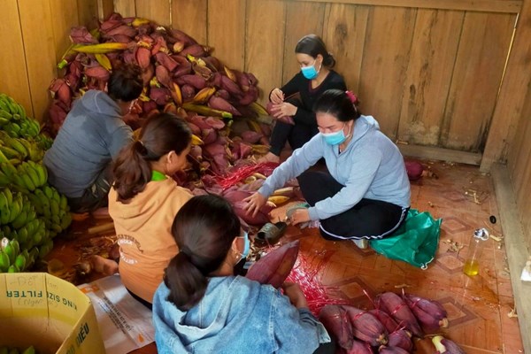 Đồng bào vùng sạt lở Trà Leng gom sản vật gửi vào TP.Hồ Chí Minh - Anh 1