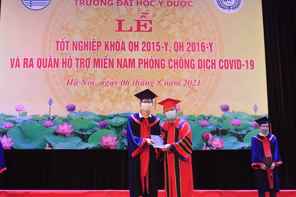 Nhận xong bằng tốt nghiệp, cử nhân ĐH Y dược lên đường vào Nam chống dịch - Anh 1