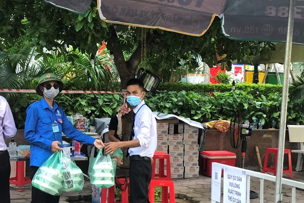 Hà Nội: Những suất cơm miễn phí ấm lòng mùa dịch - Anh 6