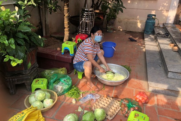 Hà Nội: Những suất cơm miễn phí ấm lòng mùa dịch - Anh 1