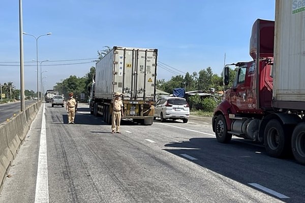 Tài xế chở hàng từ Đà Nẵng vào Quảng Nam: Ở lại phải cách ly tập trung - Anh 1