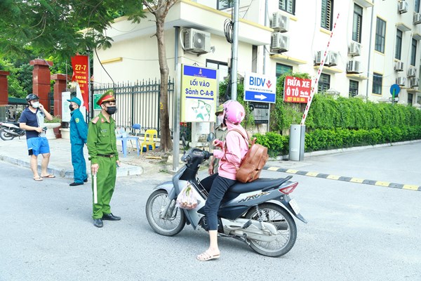 Hà Nội: Siết  chặt việc cấp và sử dụng Giấy đi đường trong thời gian giãn cách xã hội - Anh 1