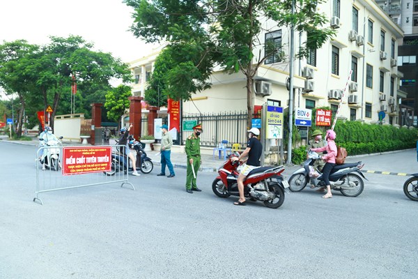 Hà Nội điều chỉnh, thống nhất kiểm tra giấy tờ người đi đường - Anh 1