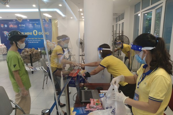 Quận Tây Hồ mở siêu thị  0  đồng phục vụ 1000 người có hoàn cảnh khó khăn - Anh 5