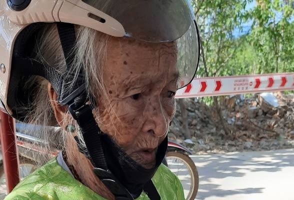 Cụ bà nghèo dành tiền tiết kiệm, tìm đến chốt trực ủng hộ chống dịch - Anh 1