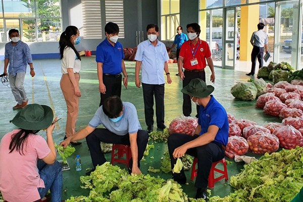 Tăng cường hỗ trợ hàng thiết yếu đến người dân vùng phong tỏa - Anh 1