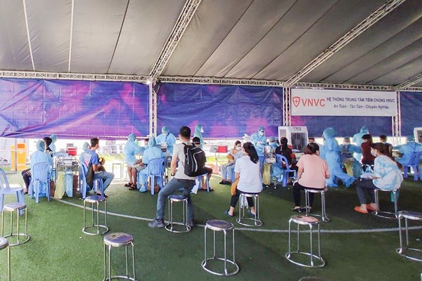 Bình Dương: Hoàn thành tiêm chủng cho 50.000 công nhân, người lao động - Anh 1
