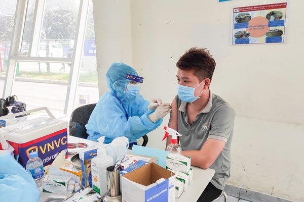 Bình Dương: Hoàn thành tiêm chủng cho 50.000 công nhân, người lao động - Anh 2