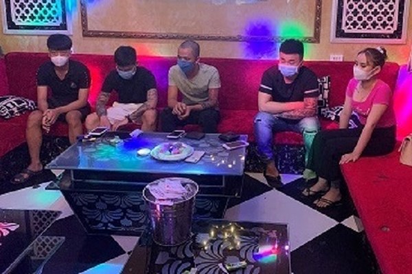 Bất chấp lệnh cấm, quán karaoke mở cửa đón hàng chục người sử dụng ma túy - Anh 1