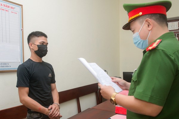 Hà Tĩnh: Bắt giữ 3 đối tượng ném bom xăng vào nhà cán bộ công an - Anh 1