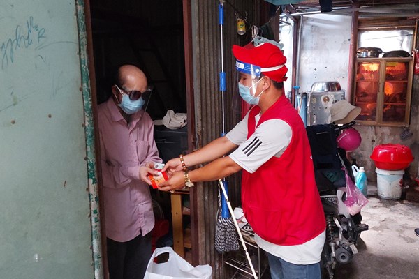 Gần 6,5 tỉ đồng tiếp tục hỗ trợ công tác phòng, chống Covid-19 - Anh 2
