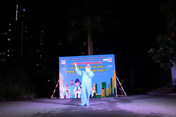 NSND Tạ Minh Tâm hát vang “Khúc ca đồng lòng” tại các khu cách ly, bệnh viện dã chiến - Anh 2