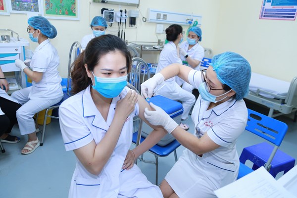 Tổng lực tiêm chủng Covid-19 vào cuối năm - Anh 1