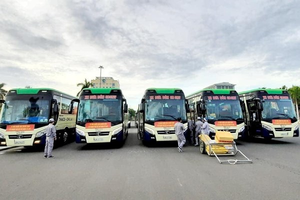 Quảng Nam bố trí phương tiện đón người dân gặp khó khăn tại Đà Nẵng về quê - Anh 1
