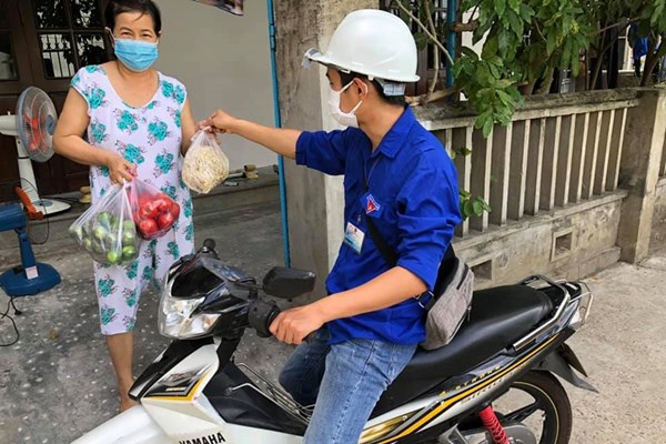 "Shipper áo xanh" ở vùng giãn cách xã hội - ảnh 4